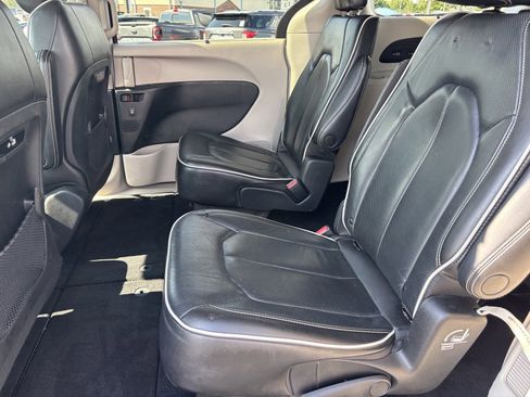 Used 2022 Chrysler Pacifica Limited image 16