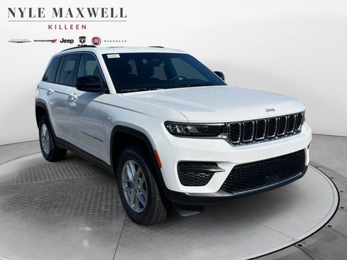 New 2025 Jeep Grand Cherokee Laredo image 2