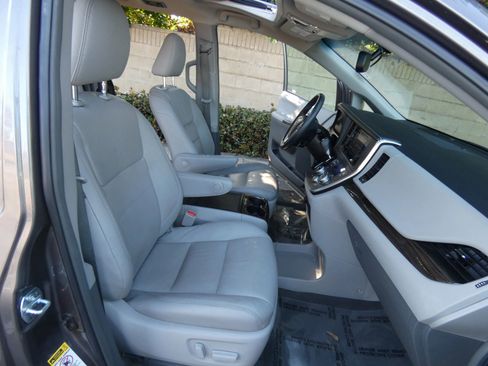 Used 2017 Toyota Sienna XLE image 29