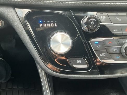 Used 2023 Chrysler Pacifica Limited w/ Uconnect Theater Family Group FWD image 19