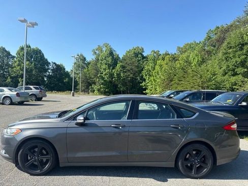 Used 2016 Ford Fusion SE FWD image 3