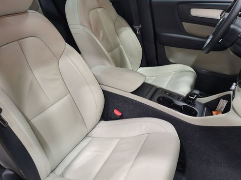 Used 2022 Volvo XC40 T5 Momentum w/ Premium Package AWD/4WD image 11
