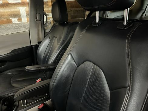 Used 2018 Chrysler Pacifica Touring-L Plus FWD image 8