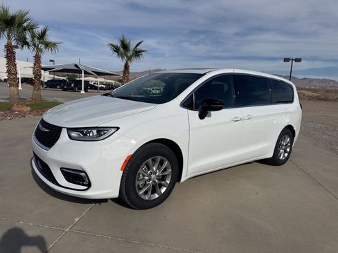 New 2026 Chrysler Pacifica Limited image 1