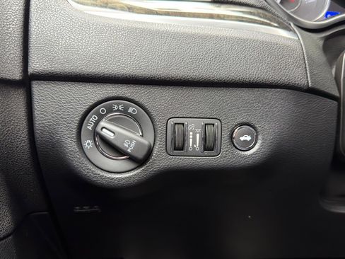 Used 2022 Chrysler 300 Touring L w/ Safetytec Plus Group image 21