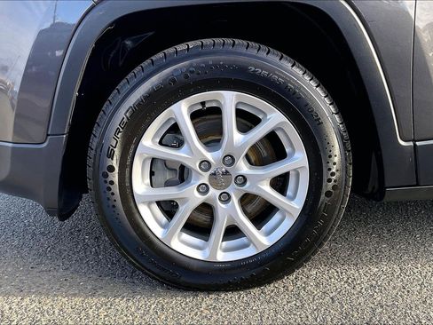 Used 2018 Jeep Cherokee Latitude Plus w/ Comfort/Convenience Group image 8