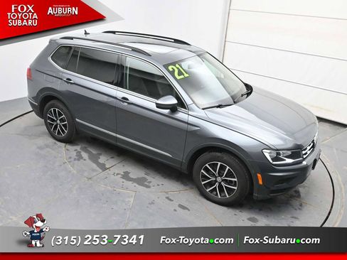 Used 2021 Volkswagen Tiguan SE w/ Panoramic Sunroof Package image 26