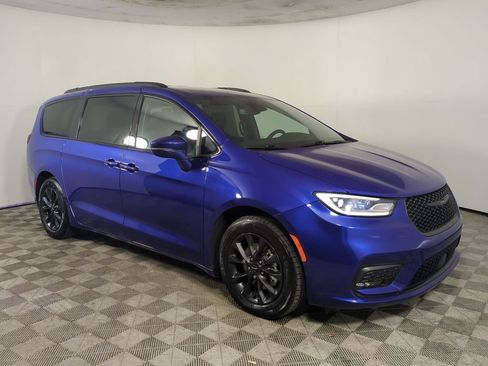Used 2021 Chrysler Pacifica Touring-L w/ Uconnect Theater Family Group FWD image 2