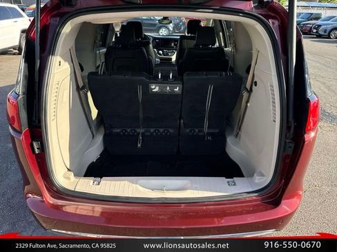 Used 2017 Chrysler Pacifica Touring-L FWD image 11