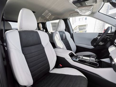 New 2025 Mitsubishi Outlander SE image 27