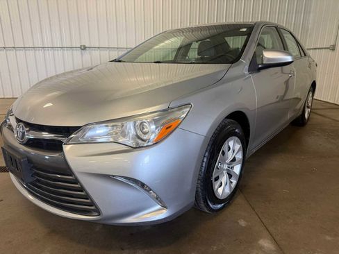 Used 2017 Toyota Camry LE image 1