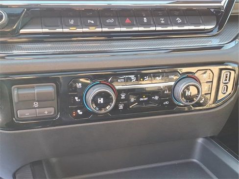 Used 2024 Chevrolet Silverado 2500 ZR2 w/ Technology Package image 10