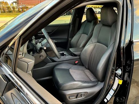 Used 2021 Toyota Venza XLE w/ Carpet Mat Package (TMS) image 8