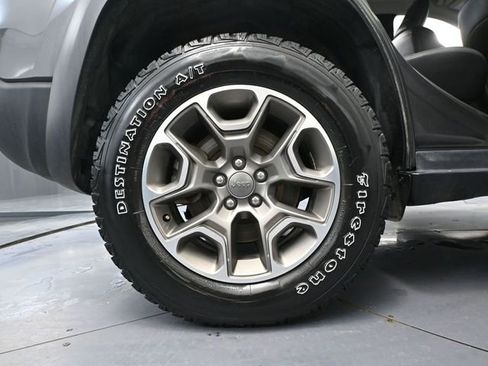 Used 2022 Jeep Cherokee Trailhawk image 14