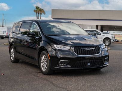 Used 2024 Chrysler Pacifica Touring-L