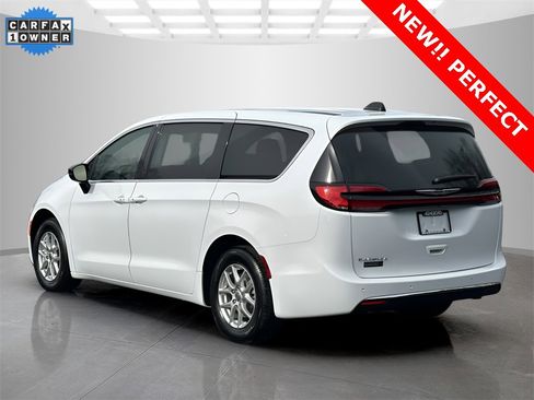 Used 2025 Chrysler Pacifica Select image 3