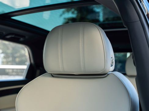 Used 2023 Bentley Bentayga Extended Wheelbase image 21