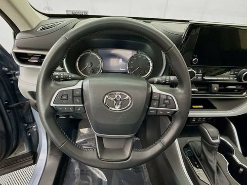 Used 2023 Toyota Highlander XLE AWD/4WD image 11