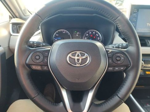 Used 2021 Toyota RAV4 XLE Premium image 18