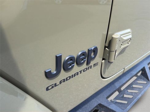 Used 2025 Jeep Gladiator Sport AWD/4WD image 28