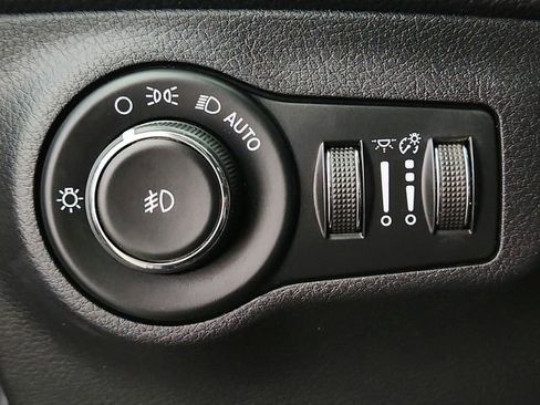 Used 2018 Jeep Compass Latitude AWD/4WD image 17
