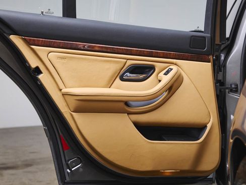 Used 2003 BMW M5 image 77