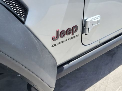 Used 2023 Jeep Gladiator Rubicon w/ LED Lighting Group AWD/4WD image 11