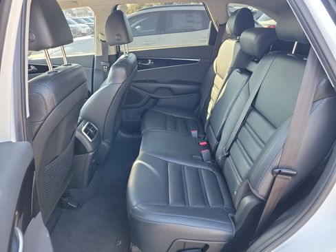 Used 2019 Kia Sorento EX image 16