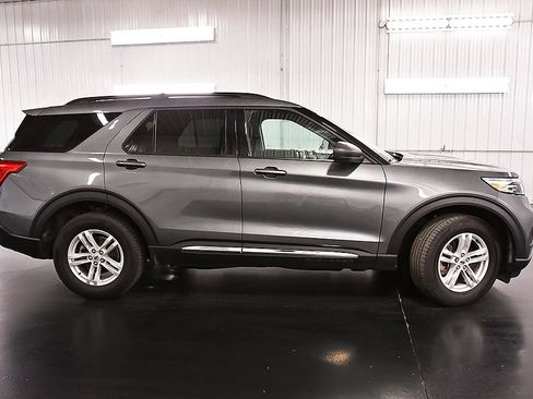 Used 2024 Ford Explorer XLT AWD/4WD image 9