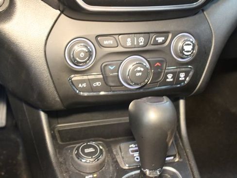 Used 2021 Jeep Cherokee Latitude AWD/4WD image 20