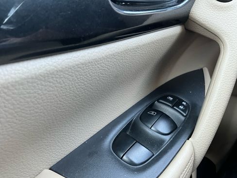 Used 2018 Nissan Rogue SV AWD/4WD image 18