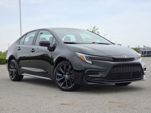 Used 2023 Toyota Corolla SE FWD image 2