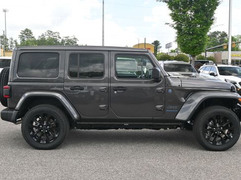 Used 2025 Jeep Wrangler Sahara w/ Safety Group image 16