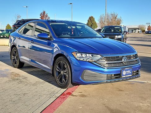 Certified 2022 Volkswagen Jetta SE w/ Panoramic Sunroof Package image 4