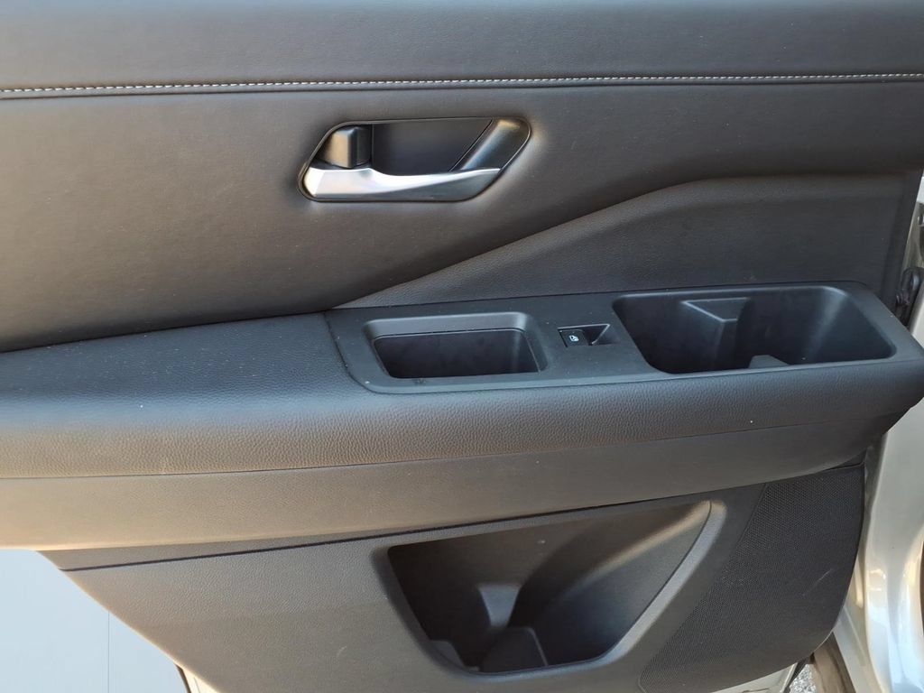 Used 2025 Nissan Pathfinder SL AWD/4WD image 11