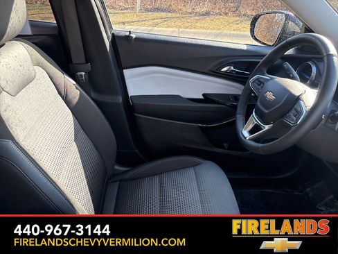 Used 2025 Chevrolet Trax LT w/ LT Convenience Package image 28