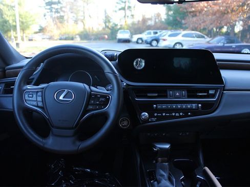 Used 2024 Lexus ES 300h w/ Premium Package image 16