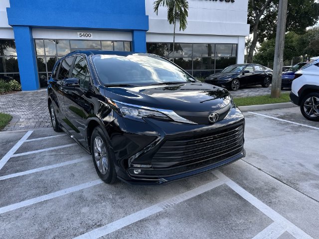 Used 2026 Toyota Sienna XLE FWD image 17