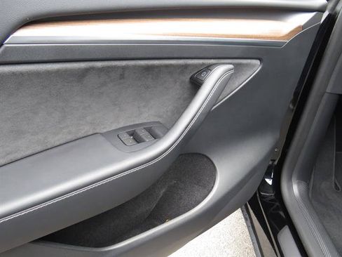 Used 2024 Tesla Model Y Performance AWD/4WD image 8