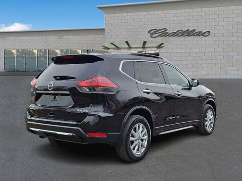 Used 2018 Nissan Rogue SV image 4