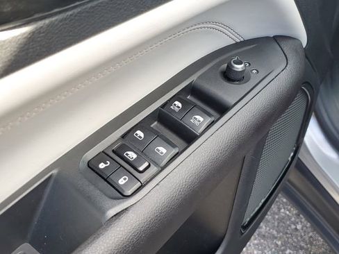 Used 2023 Jeep Compass Limited image 19