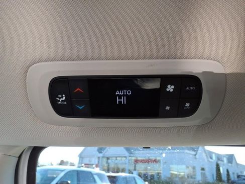 Used 2024 Chrysler Pacifica Touring-L image 14