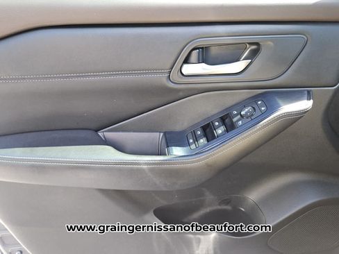 Used 2022 Nissan Rogue SV w/ SV Premium Package FWD image 16