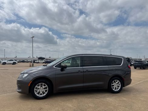 Used 2017 Chrysler Pacifica Touring FWD image 10