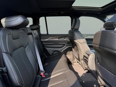 New 2026 Jeep Grand Cherokee Limited AWD/4WD image 10