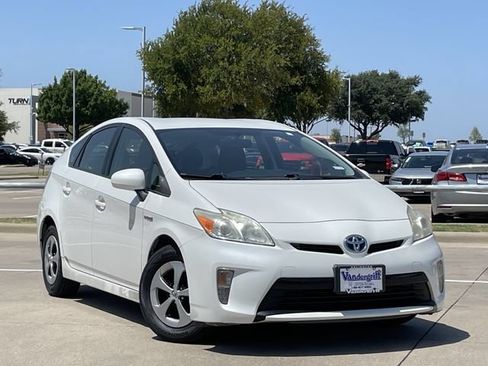 Used 2014 Toyota Prius Two FWD image 2