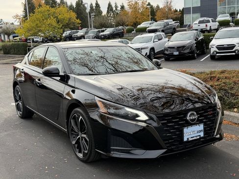 Used 2023 Nissan Altima 2.5 SR w/ SR Premium Package image 2