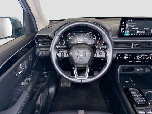 Used 2025 Honda Pilot Touring image 3