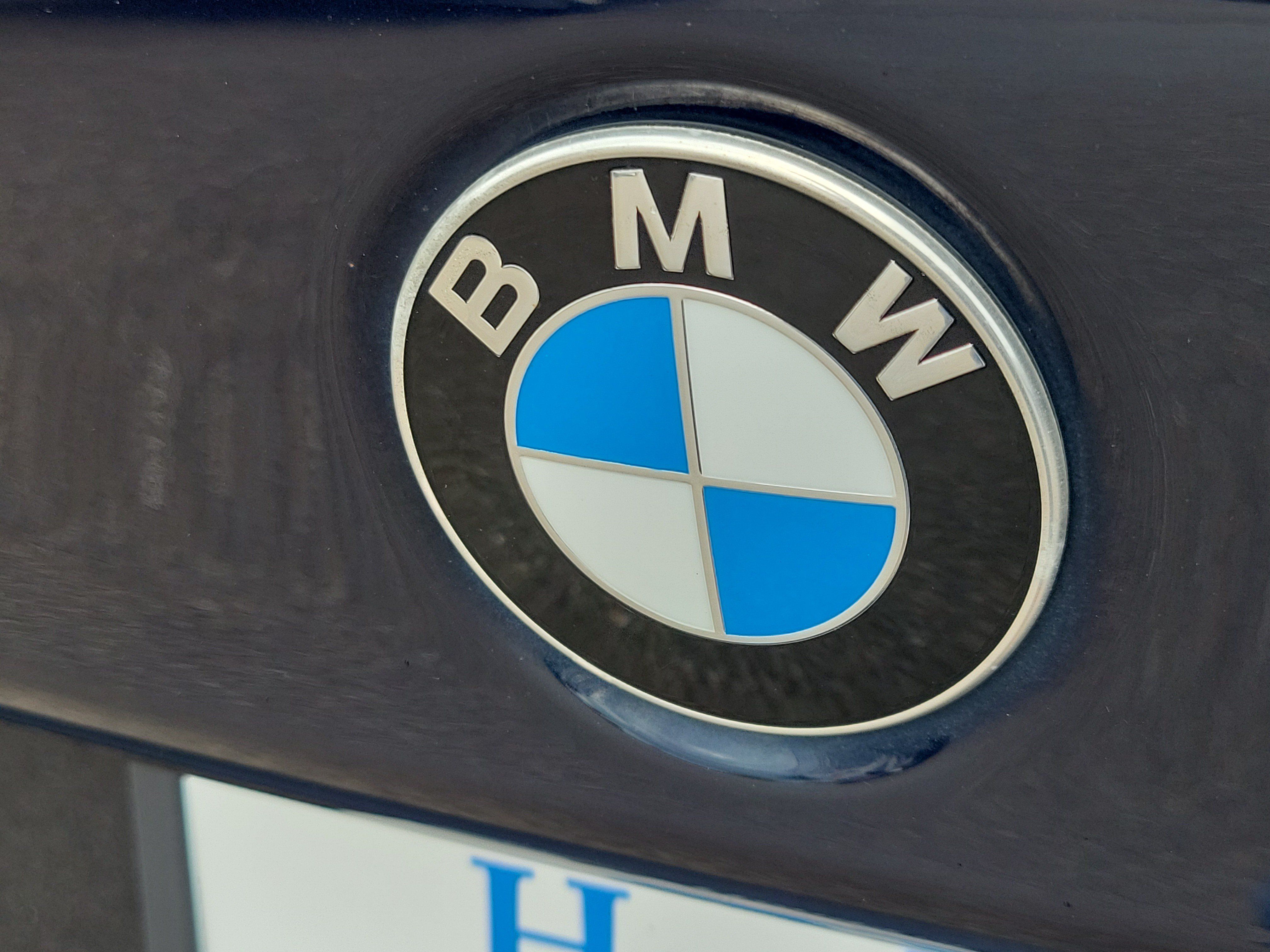 Used 2018 BMW 530e w/ Premium Package 2 RWD image 8