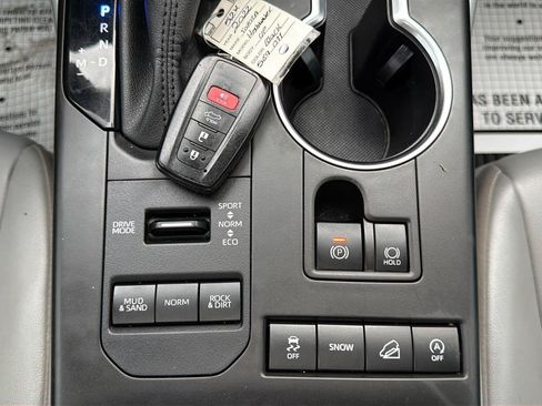 Used 2022 Toyota Highlander XLE AWD/4WD image 28